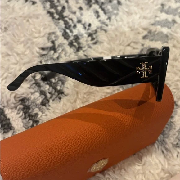 Tory Burch 52mm Chunky Cat Eye Sunglasses in Black Tory Burch 52mm Chunky Cat Eye Sunglasses in Black  main image 3